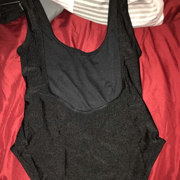 One piece swim wear - Picture 3 of 5